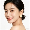 Minimalist copper-plated 18k true gold geometric stud earrings, a niche designer's square honeycomb sparkling earrings and earrings Application Scenario